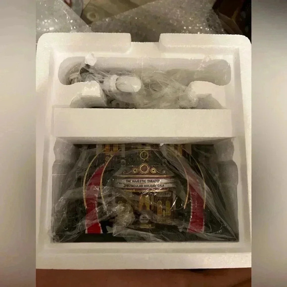 Dept 56 Christmas in the city - the majestic theatre - limited edition - Picture 5 of 14